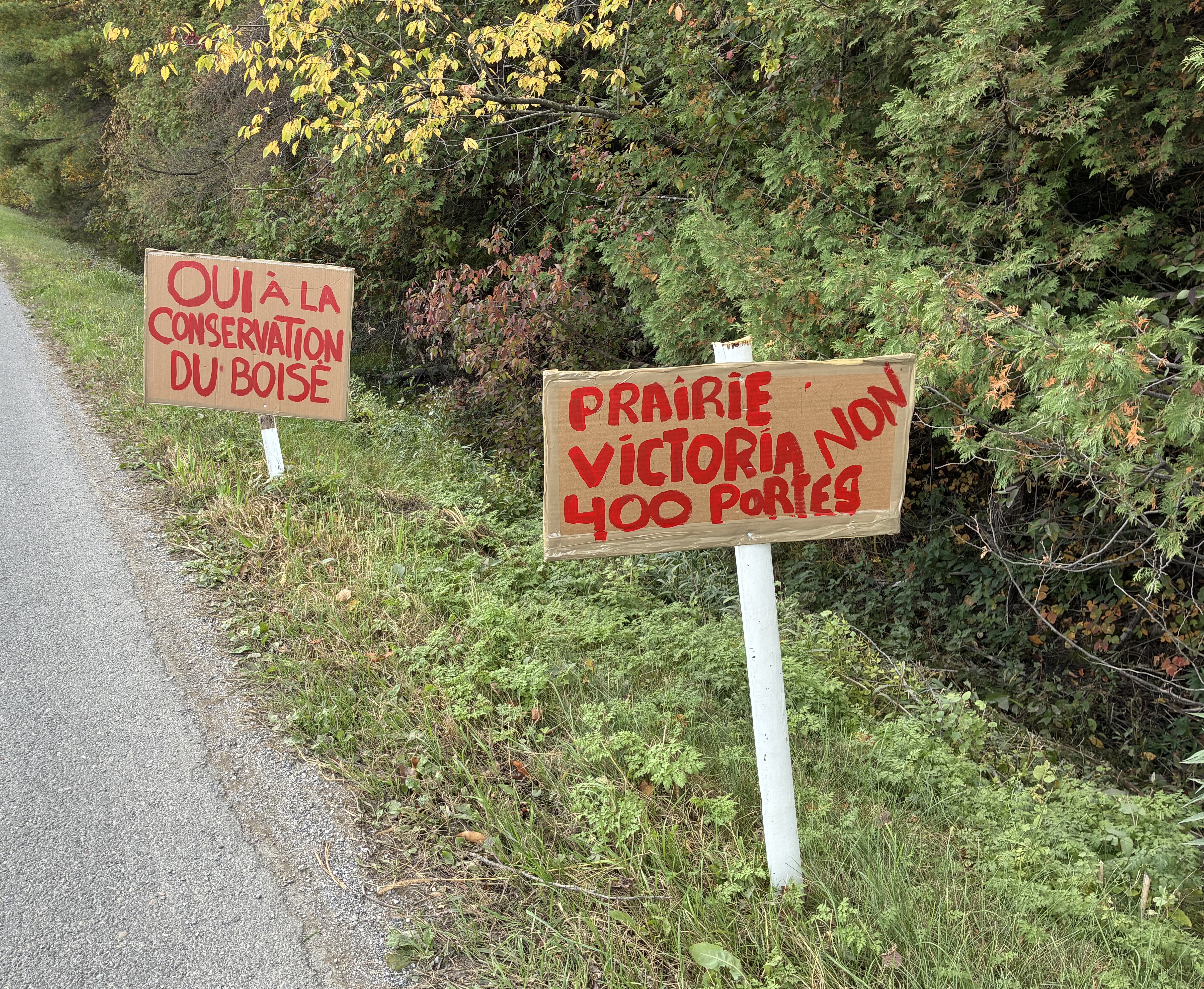 Pancartes devant la Prairie Victoria